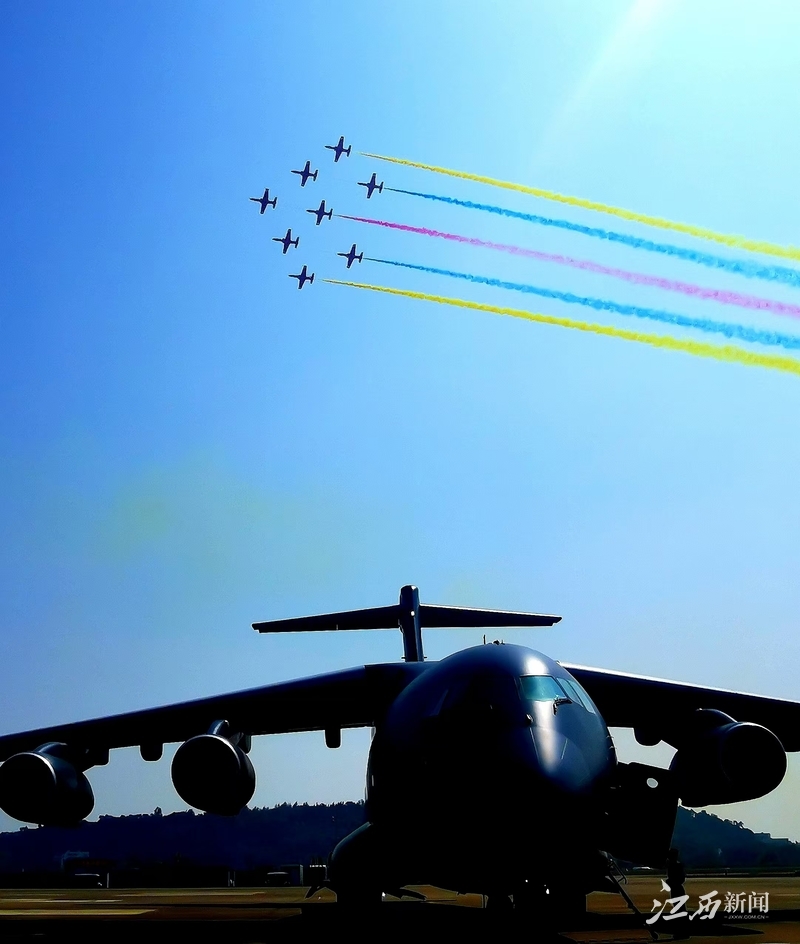 ▲第十五届中国航展开幕表演，“红鹰”编队飞过运油一20A上空。摄影丨江西日报全媒体记者吴志刚