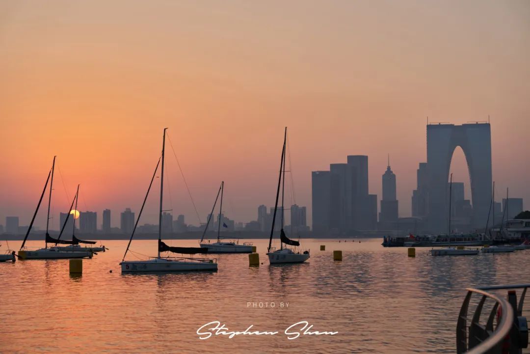 苏州，金鸡湖旁的落日。