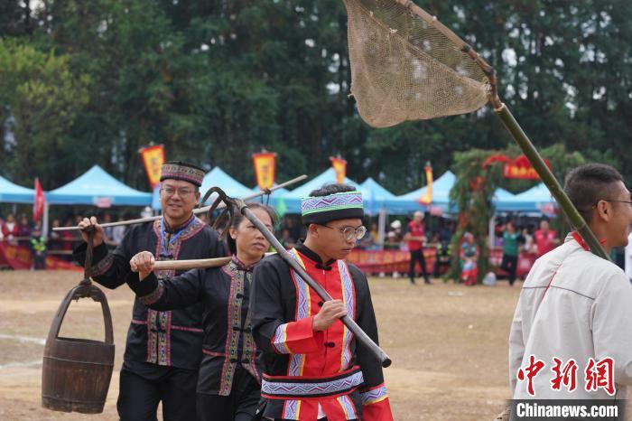 各族民众在广西融安抢花炮庆丰收