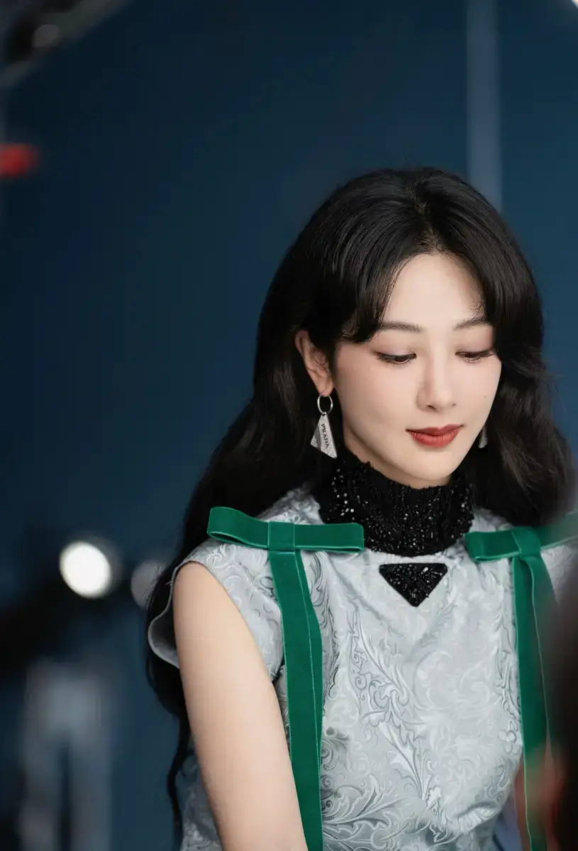 杨紫散发别样韵味。