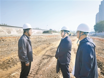 11月11日，江西省九江市纪委监委会同市城发集团纪委在长江国家文化公园九江城区段三期项目现场开展监督检查，了解项目进展、干部履职等情况。本报记者 喻大伟 摄