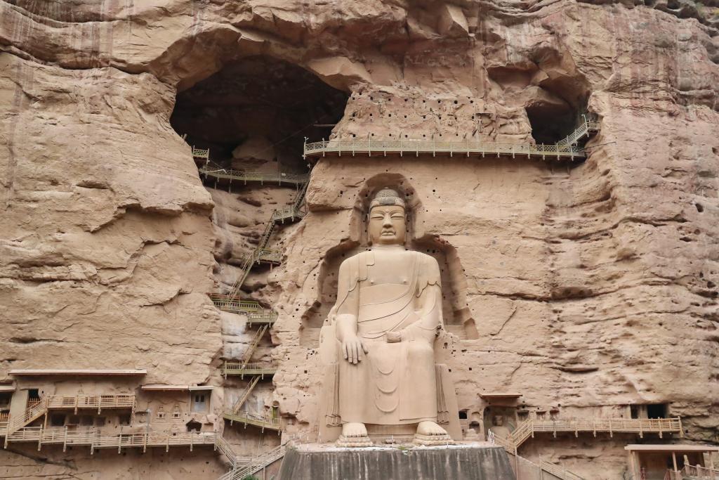 这是11月11日拍摄的炳灵寺石窟全景