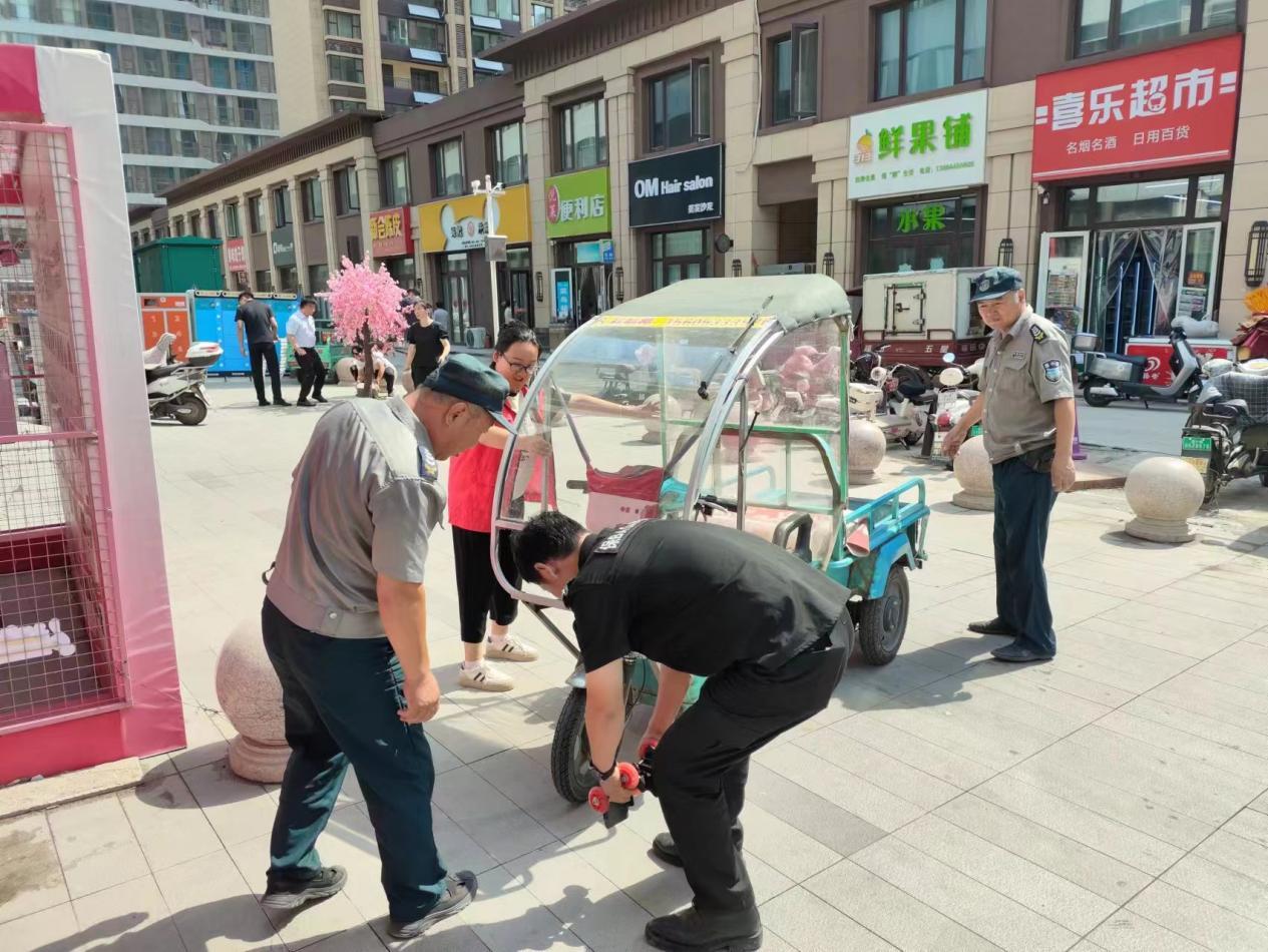 傅家镇商圈党委协调解决商圈内“僵尸车”问题