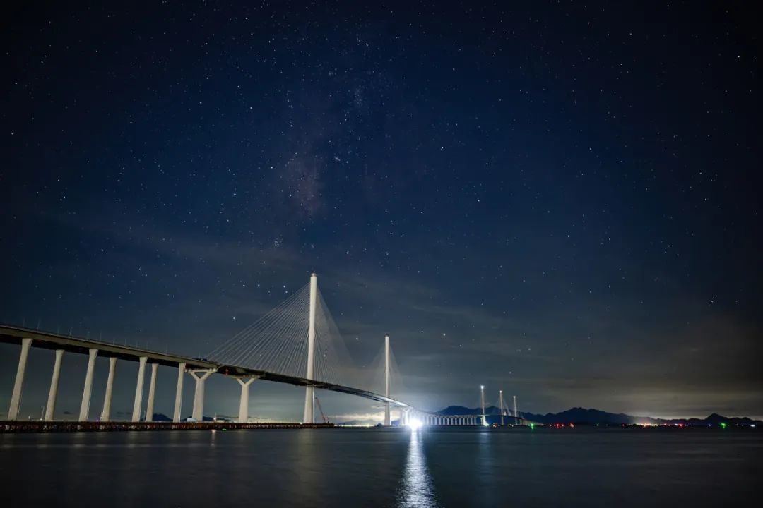 夜色中的黄茅海跨海通道