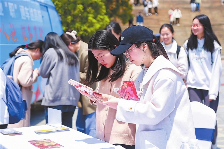 高校毕业生们在专场招聘会上挑选心仪的岗位。　　本报全媒体记者 侯艺松摄