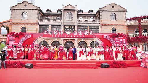 5月19日,“文明婚俗 为爱减负”石家庄市第二届集体婚礼在石家庄正太广场举行。(本报资料片)石家庄市文明办供图