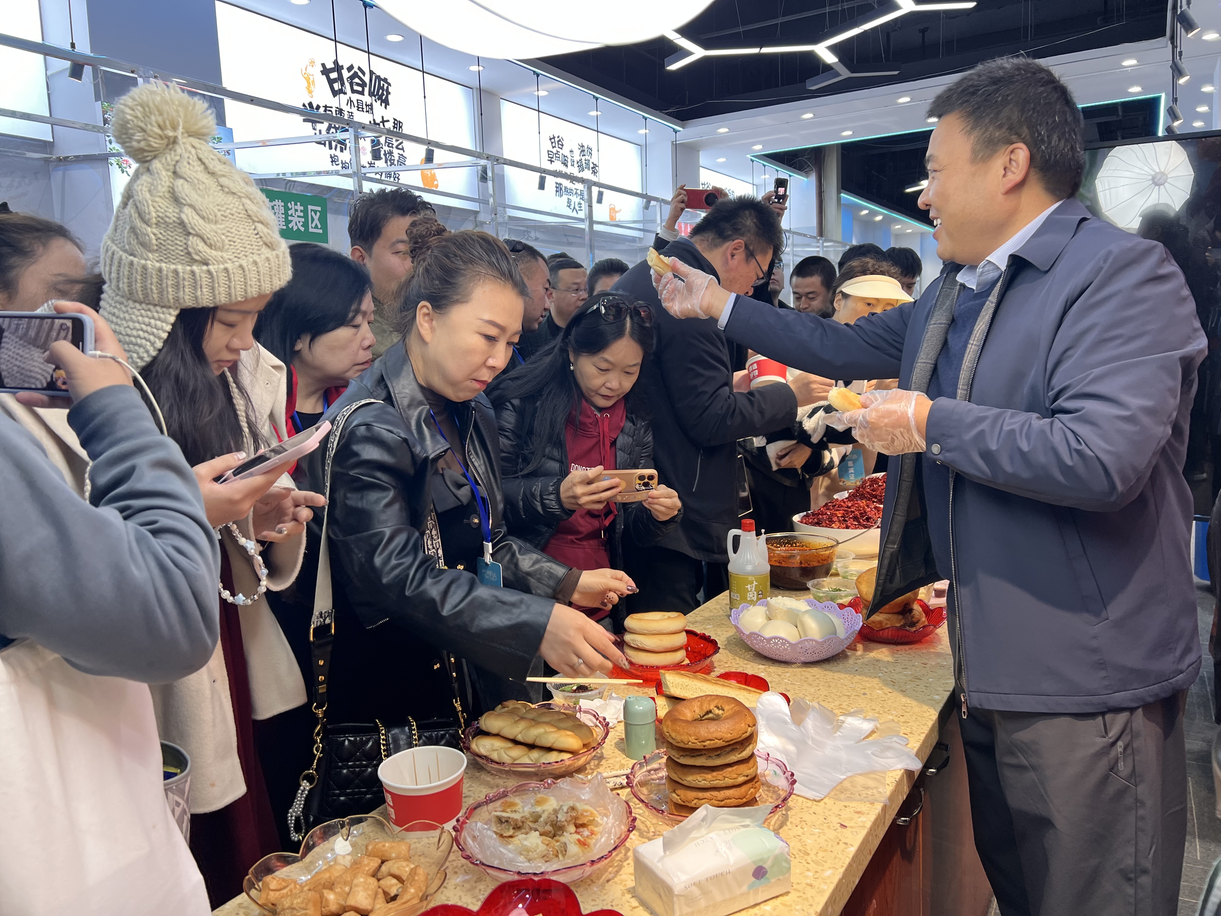 工作人员推介家乡珍品