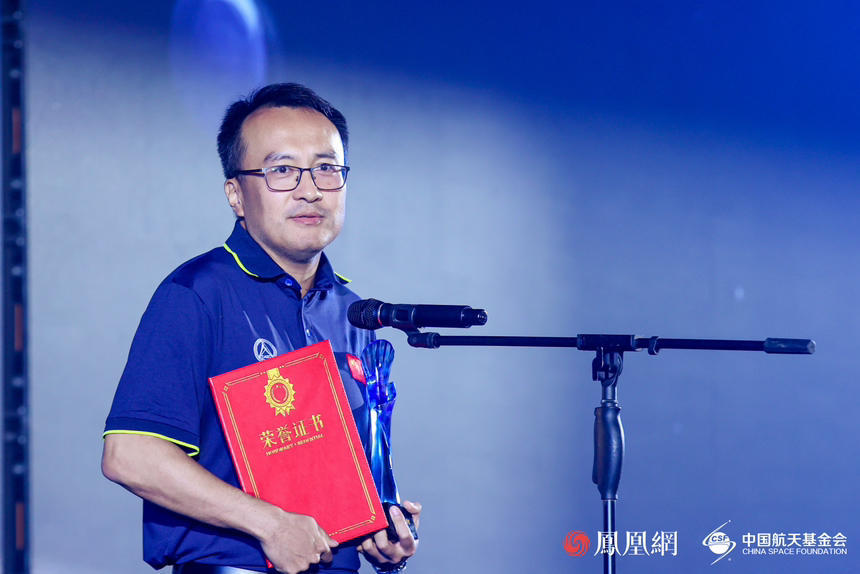 中国航天科技集团有限公司科普讲解团公益讲座活动领奖代表中国航天科技集团有限公司科技委处长、研究员李念滨
