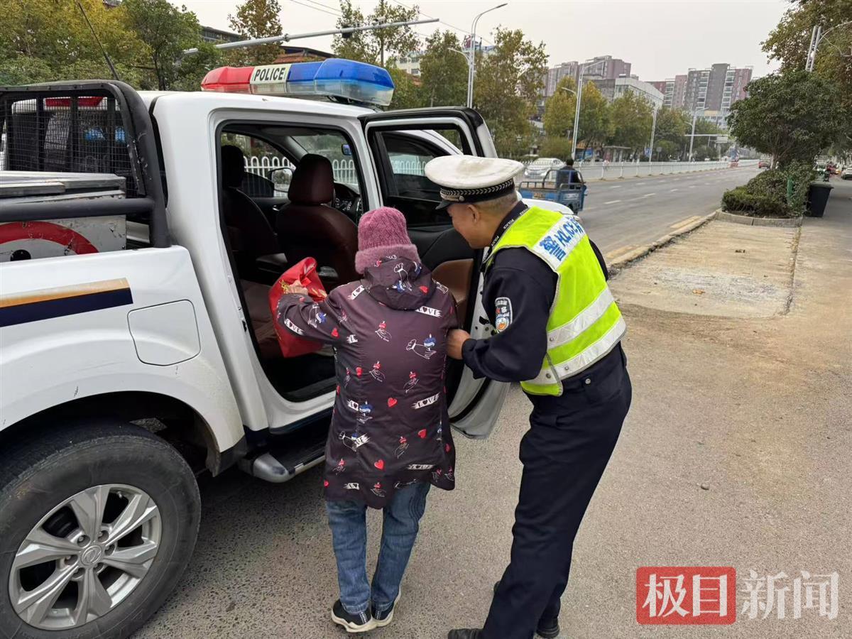 湖北枣阳：警民携手救助八旬迷路老人.jpg