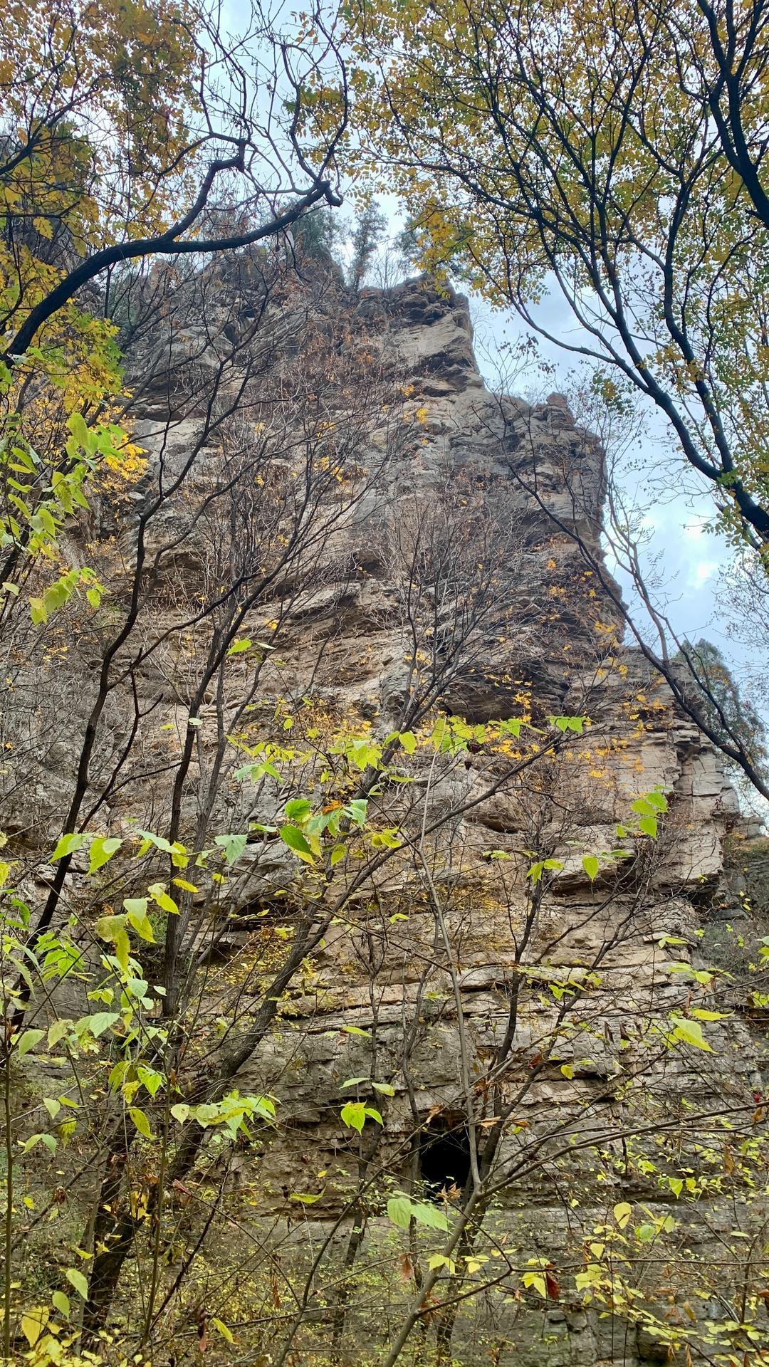 济南藏龙涧：峡谷深涧鬼斧神工 危崖生树景色奇崛