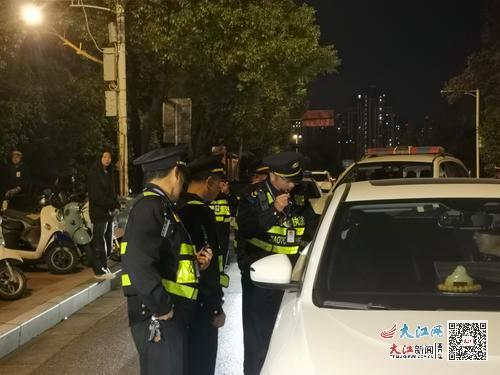 执法人员对违规出租车进行处罚