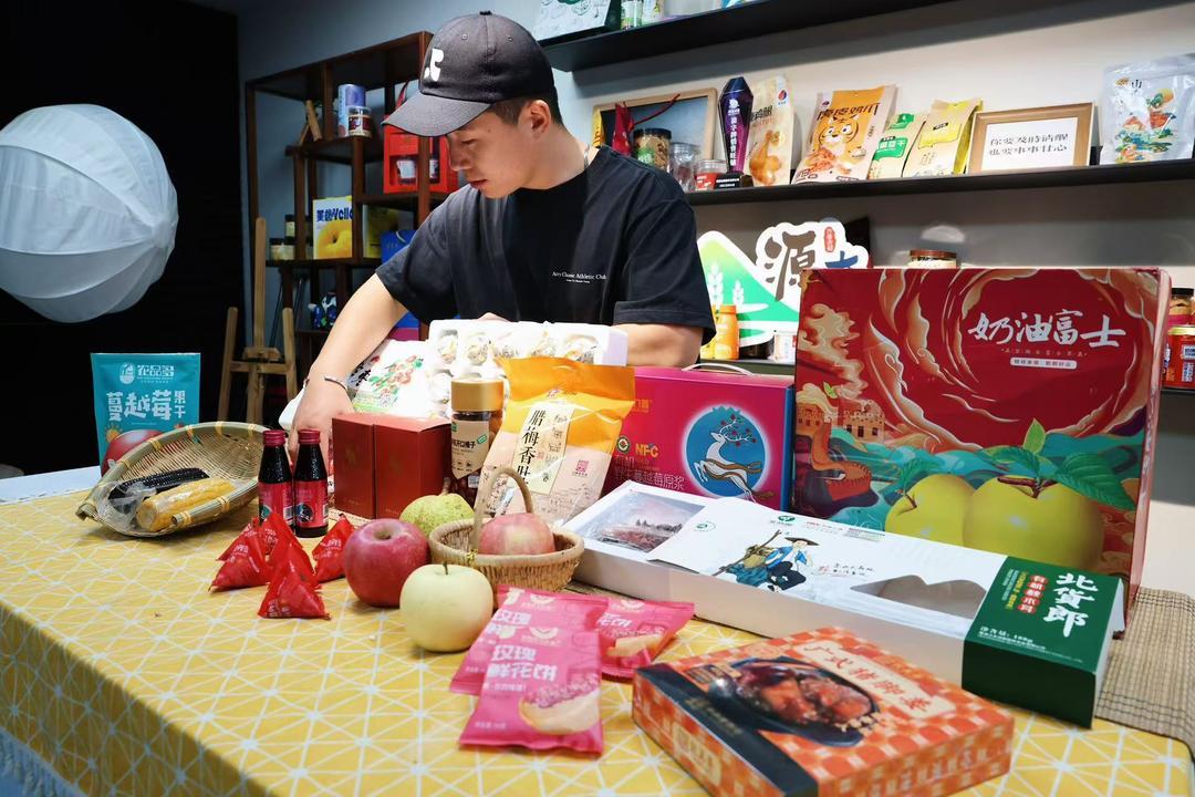 11月9日，齐鲁农超的主播在整理产品。（□大众新闻记者 谢巨洋 报道）