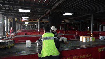 国家邮政局监测数据显示，10月21日至23日，全国邮政快递业揽收快递包裹约为19.20亿件，同比增长48.7%；投递快递包裹约为16.55亿件，同比增长29.5%。