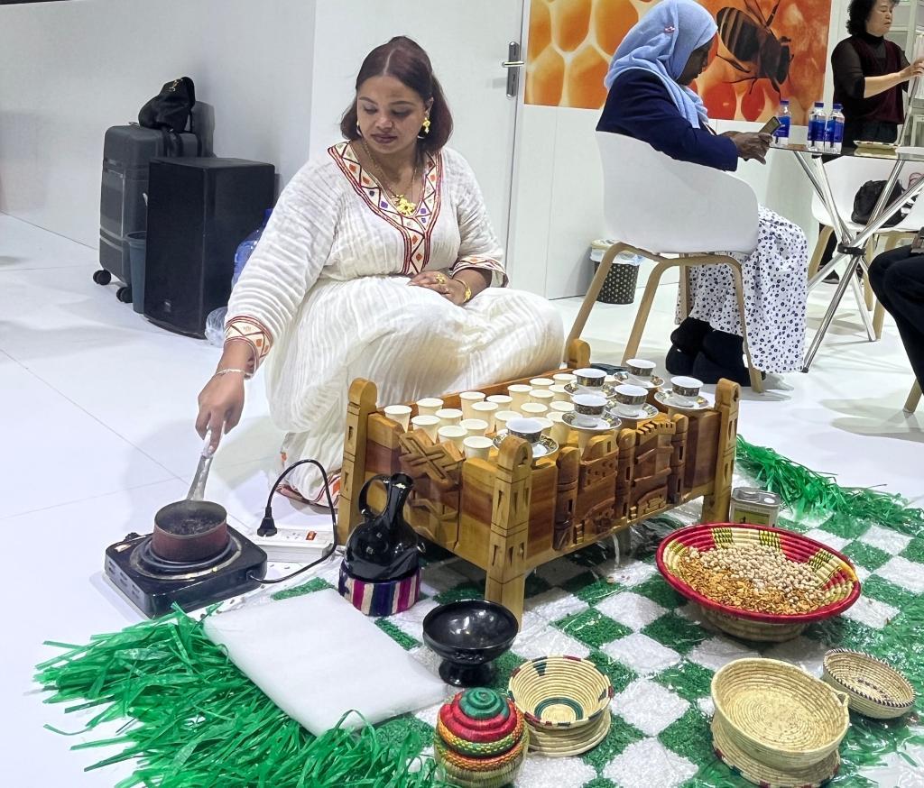 在埃塞俄比亚国家馆展区，埃塞俄比亚咖啡师在现场烘焙咖啡豆，展示当地咖啡文化。（受访者供图）