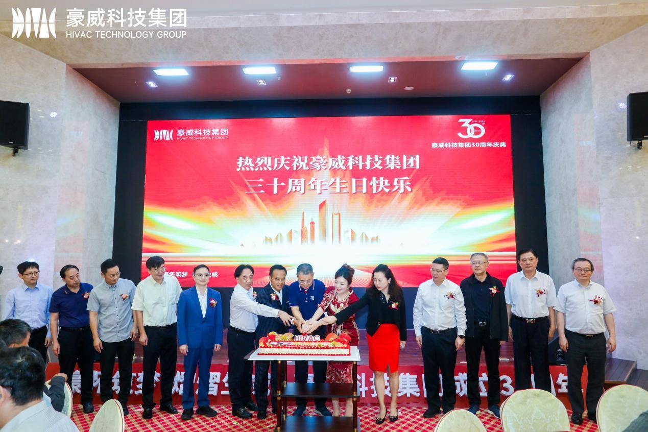 晚宴环节同样精彩纷呈。豪威科技集团创始人许生和联合创始人齐佳邀请现场与会重要领导共同切开充满甜蜜幸福的豪威三十岁生日蛋糕，举杯共庆美好时刻。