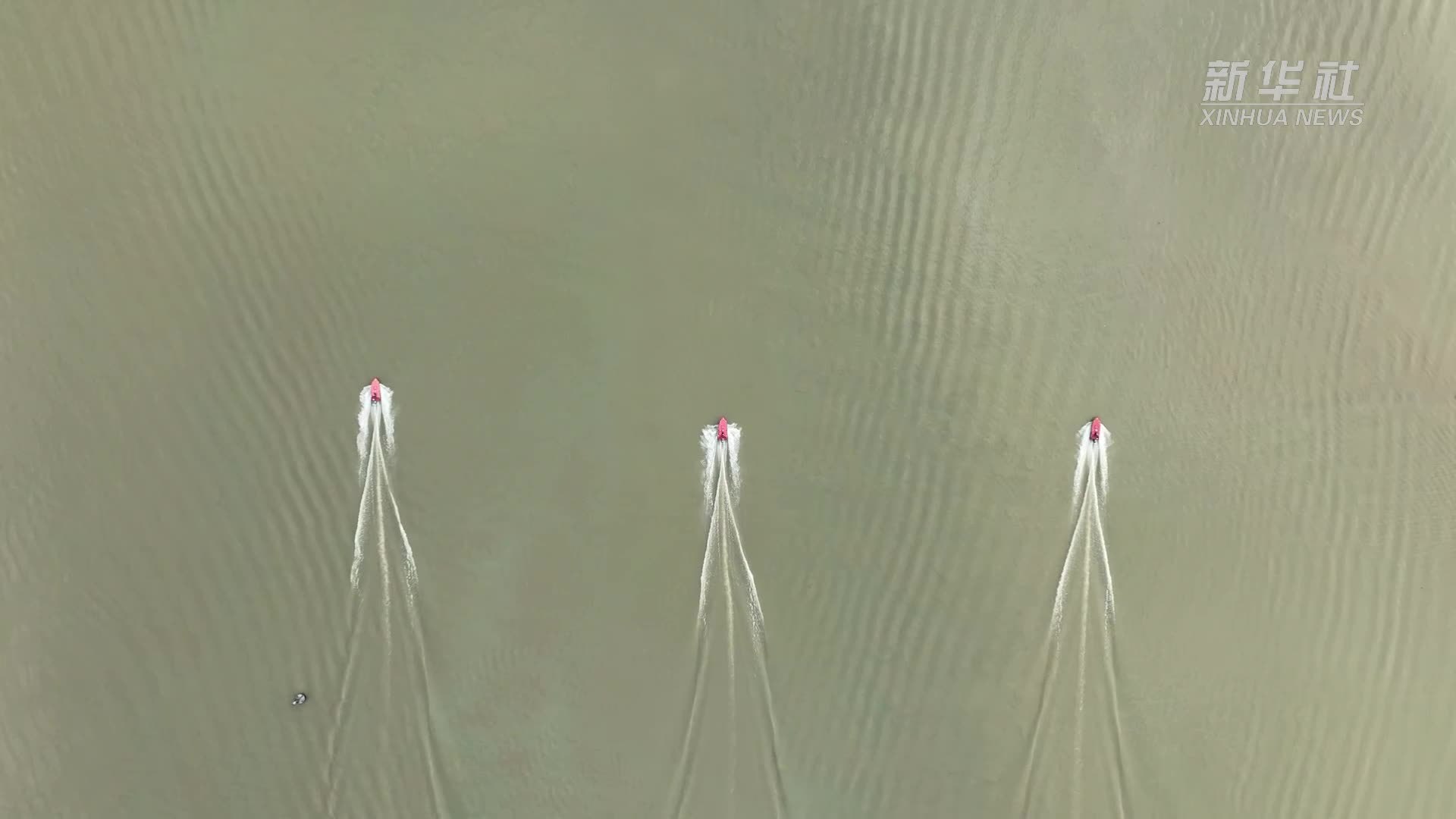 智能无人艇编队在中国航展上演“激浪追击”