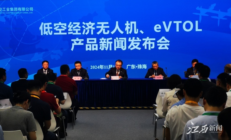 ▲大力发展低空经济，是本届航展关注重点之一。摄影丨江西日报全媒体记者吴志刚