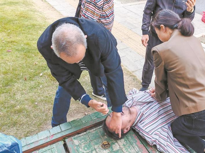 武汉市第五医院两位专家紧急救治病人 通讯员供图