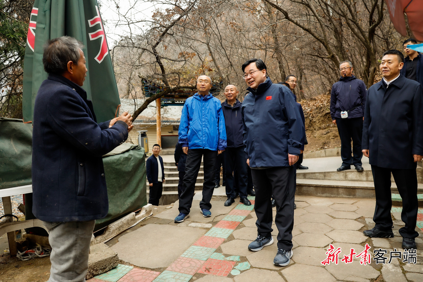省委书记、省人大常委会主任、省总林长胡昌升11月12日在兴隆山国家级自然保护区开展巡林、检查森林防灭火工作。新甘肃&middot;甘肃日报记者　孟捷