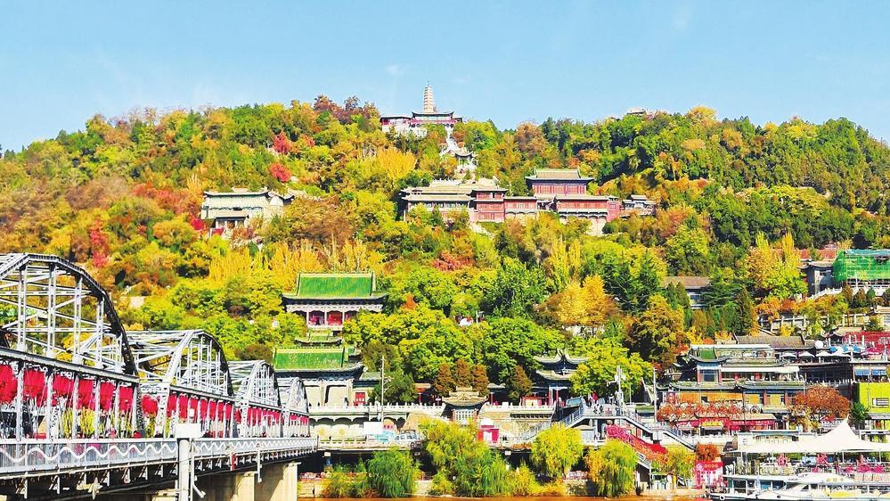 近日，随着初冬的脚步悄然而至，黄河兰州段北岸的白塔山迎来了一年中别样的景致。新甘肃&middot;甘肃经济日报记者　瞿娟　摄