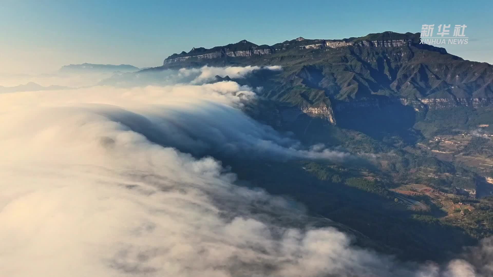 重庆南川金佛山现云瀑景观