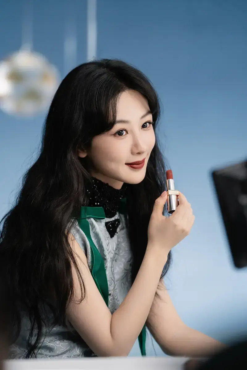 杨紫红唇迷人。