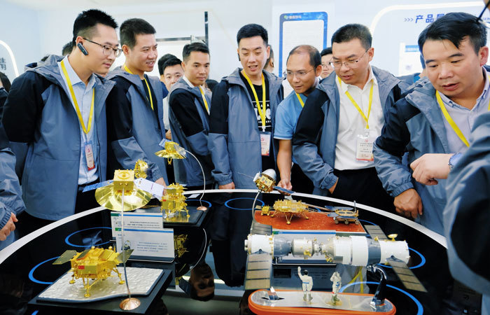 中共南昌市委党校第65期中青年干部培训一班学员一行到南昌经开区新能源企业考察学习