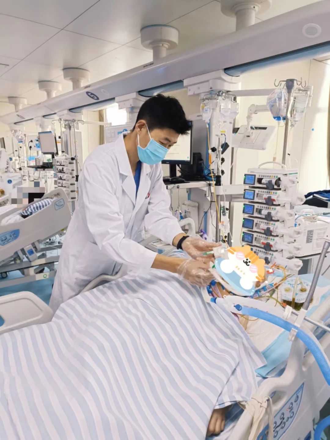 △孙国涛在护理病人