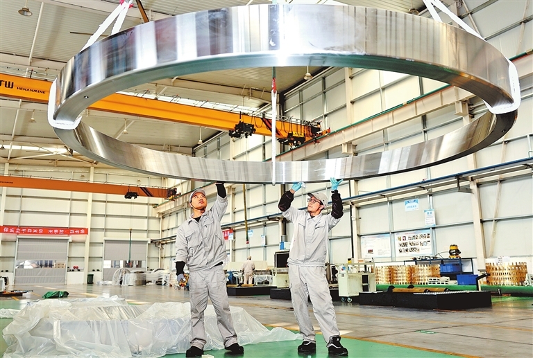 洛阳轴承集团股份有限公司特大型风电主轴轴承车间，工人正在作业。本报资料图片