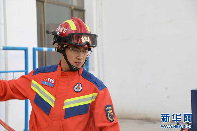 图为李文武在做百米障碍救助操训练　新华网（刘欣瑜　摄）