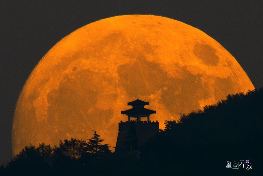 2024年9月17日晚在陕西省西安市骊山烽火台拍摄的“超级月亮”。（薛飞摄，星联CSVA供图）