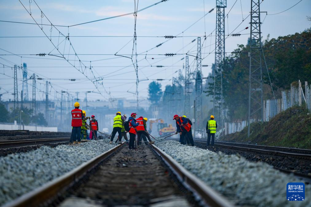 11月9日,施工人员在川黔铁路扎佐站集中修作业现场作业。新华社发(龙建睿 摄)