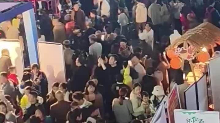 “一领到号就飞过来!”男友西安打游戏女友怀化通宵排队_凤凰网视频_凤凰网