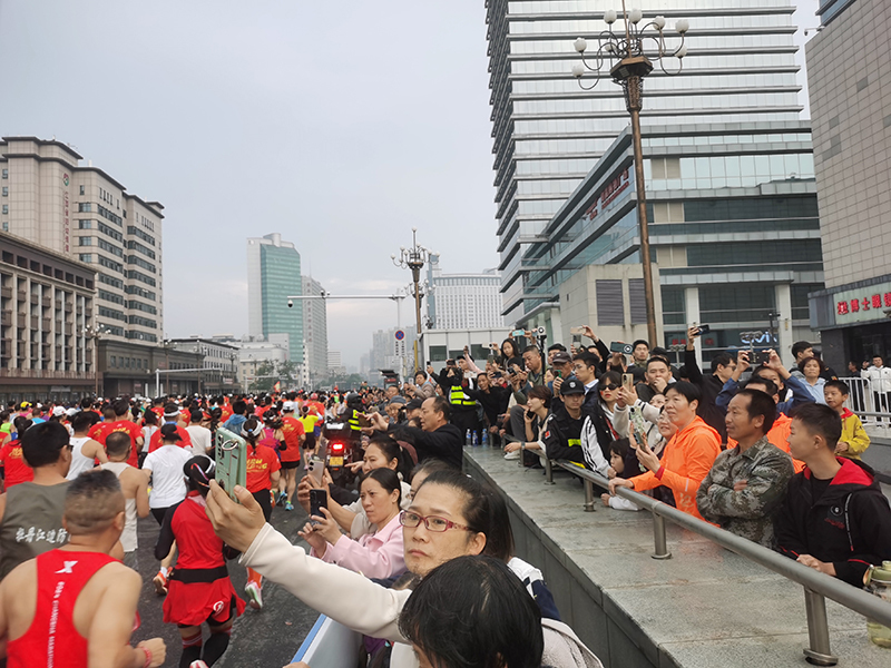 沿途市民为参赛者助威。 李小聪 图