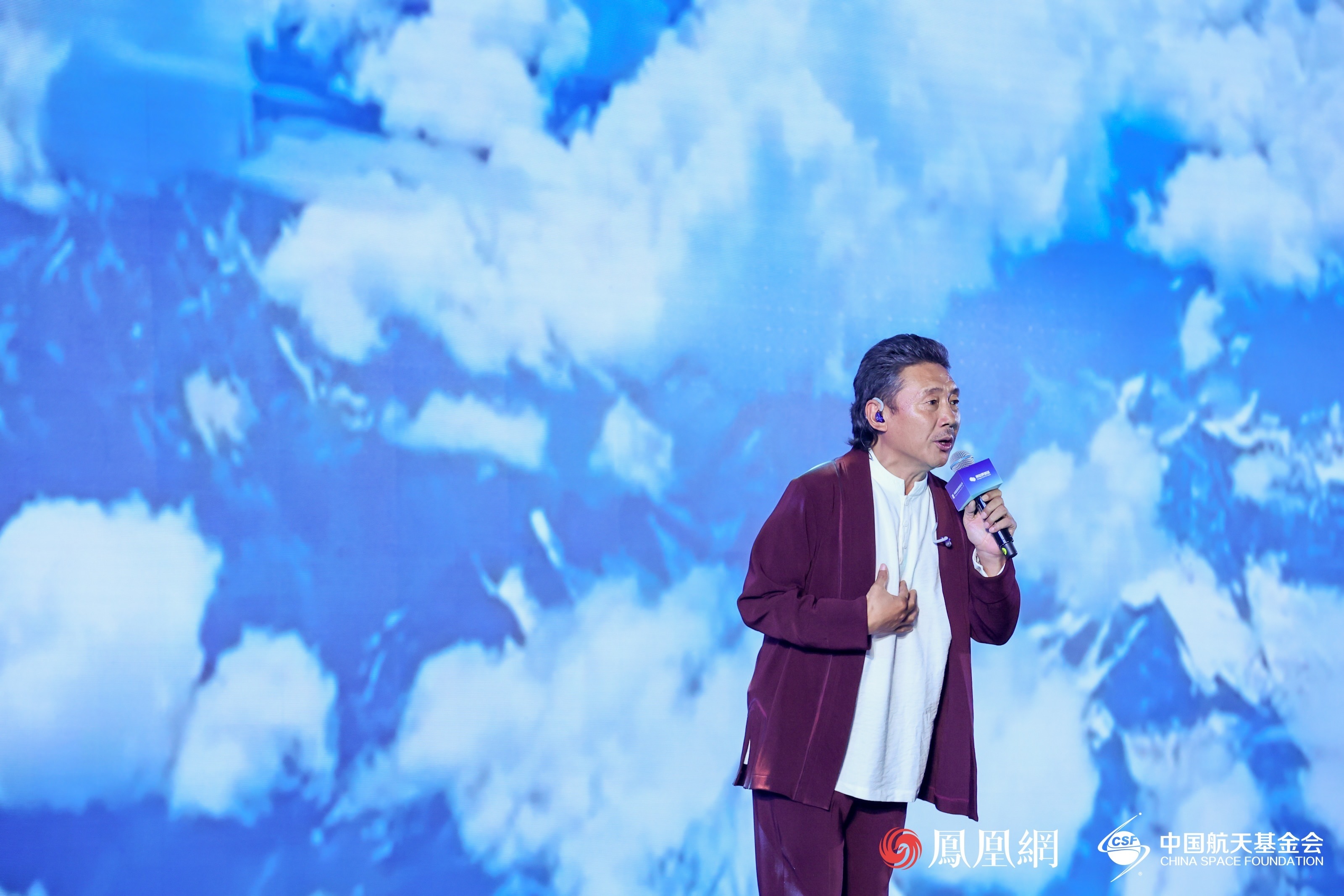 民族演唱家容中尔甲献唱《高原红》《为梦想领跑》
