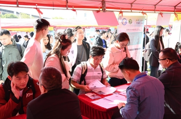 江西中医药大学举办江西省2025届高校毕业生医药类专场暨医药产业链毕业生就业招聘会