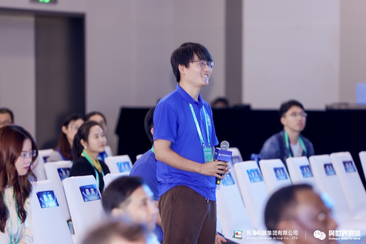 图为来自中山大学航空航天学院的学生提问