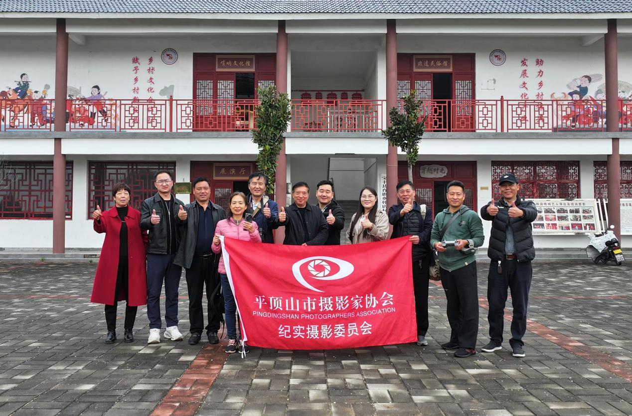参加两城建设摄影采风创作活动的部分摄影家合影留念