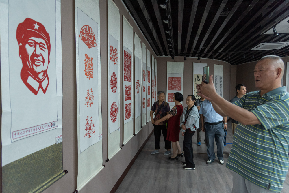 市民在瑞昌市文化馆参观剪纸作品展。陈娜/摄
