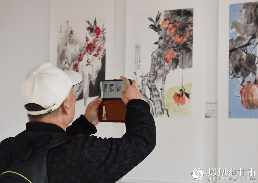 水渠村乡村美术馆吸引书画爱好者打卡　温晨钰　摄