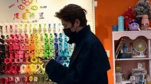 送给虞书欣的礼物？网友在拼豆店偶遇丁禹兮制作“慕声和妙妙”封面图