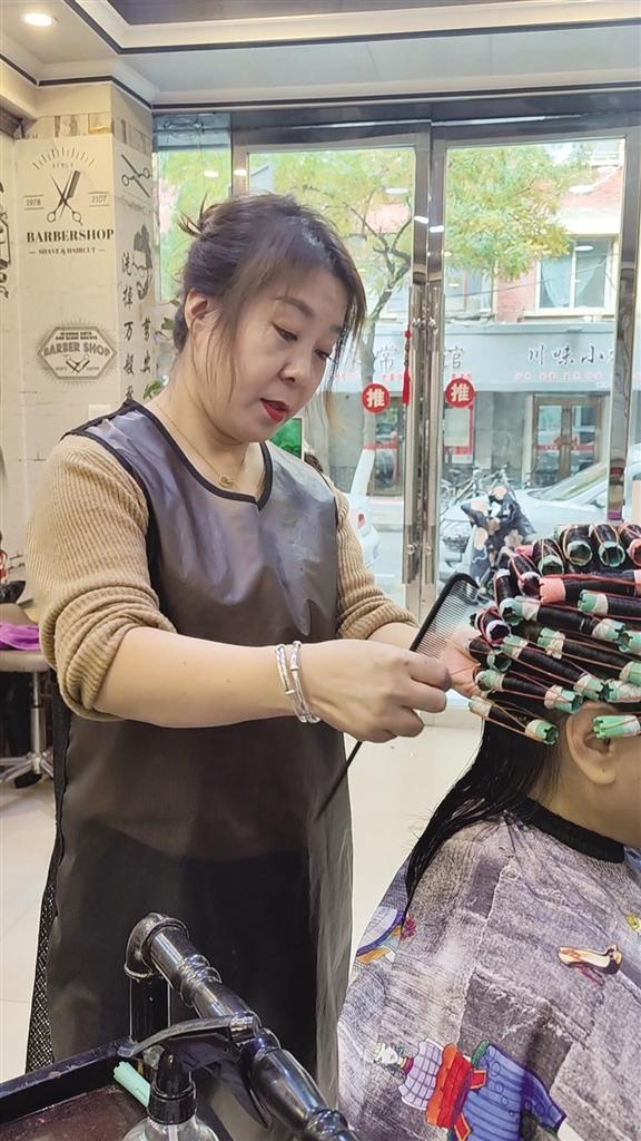 刘红梅为顾客烫发