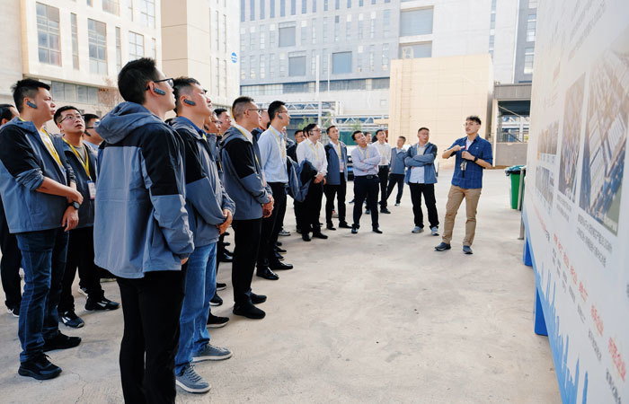 中共南昌市委党校第65期中青年干部培训一班学员一行到南昌经开区新能源企业考察学习