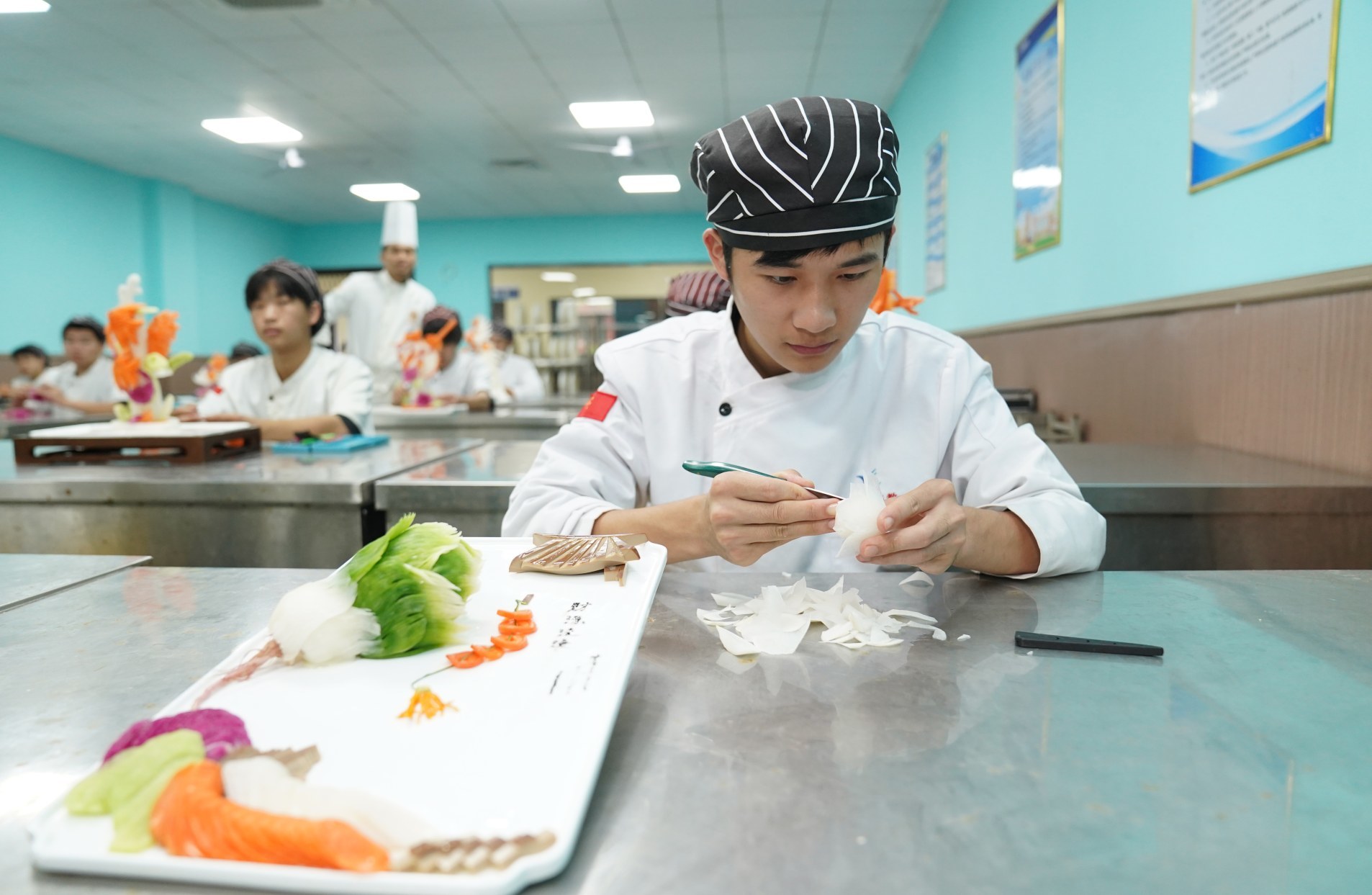 10月26日，江西康展汽车科技学校，学生在学习果蔬雕花。