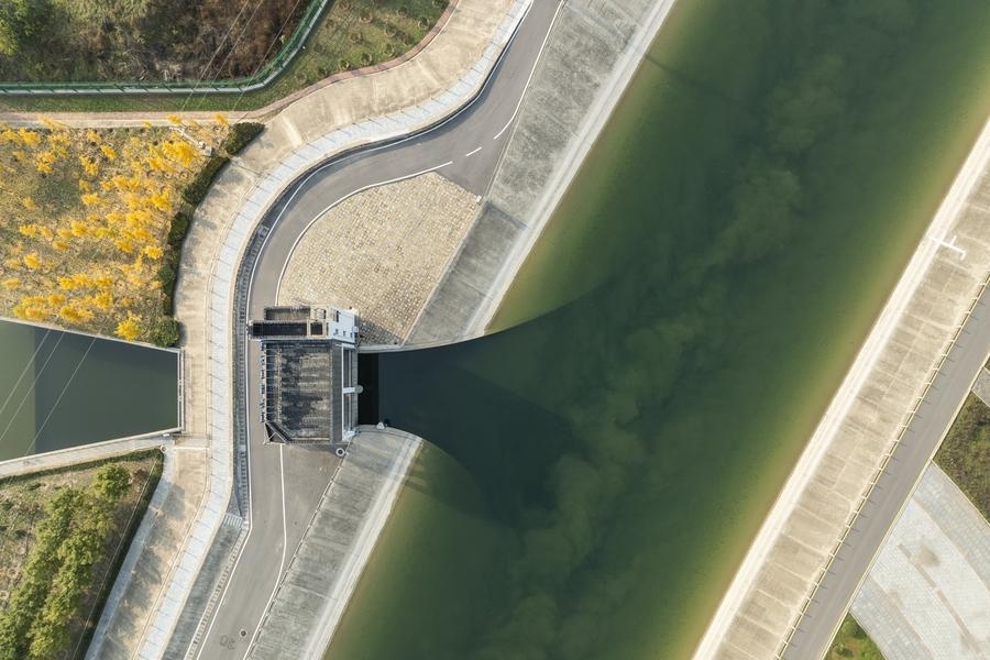 这是11月7日在石家庄市拍摄的滹沱河退水闸（无人机照片）。新华社记者 胡竞文 摄