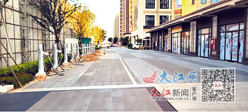 店铺门口有12个充电桩