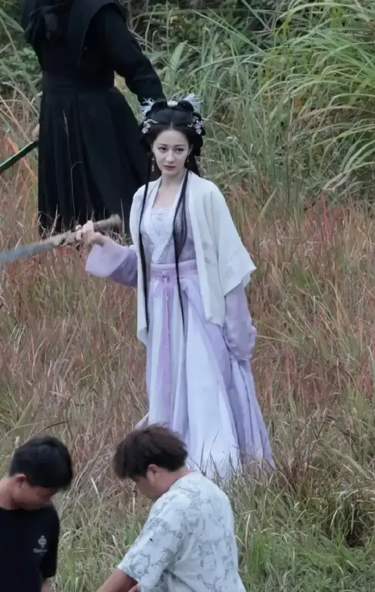 迪丽热巴女侠感十足。