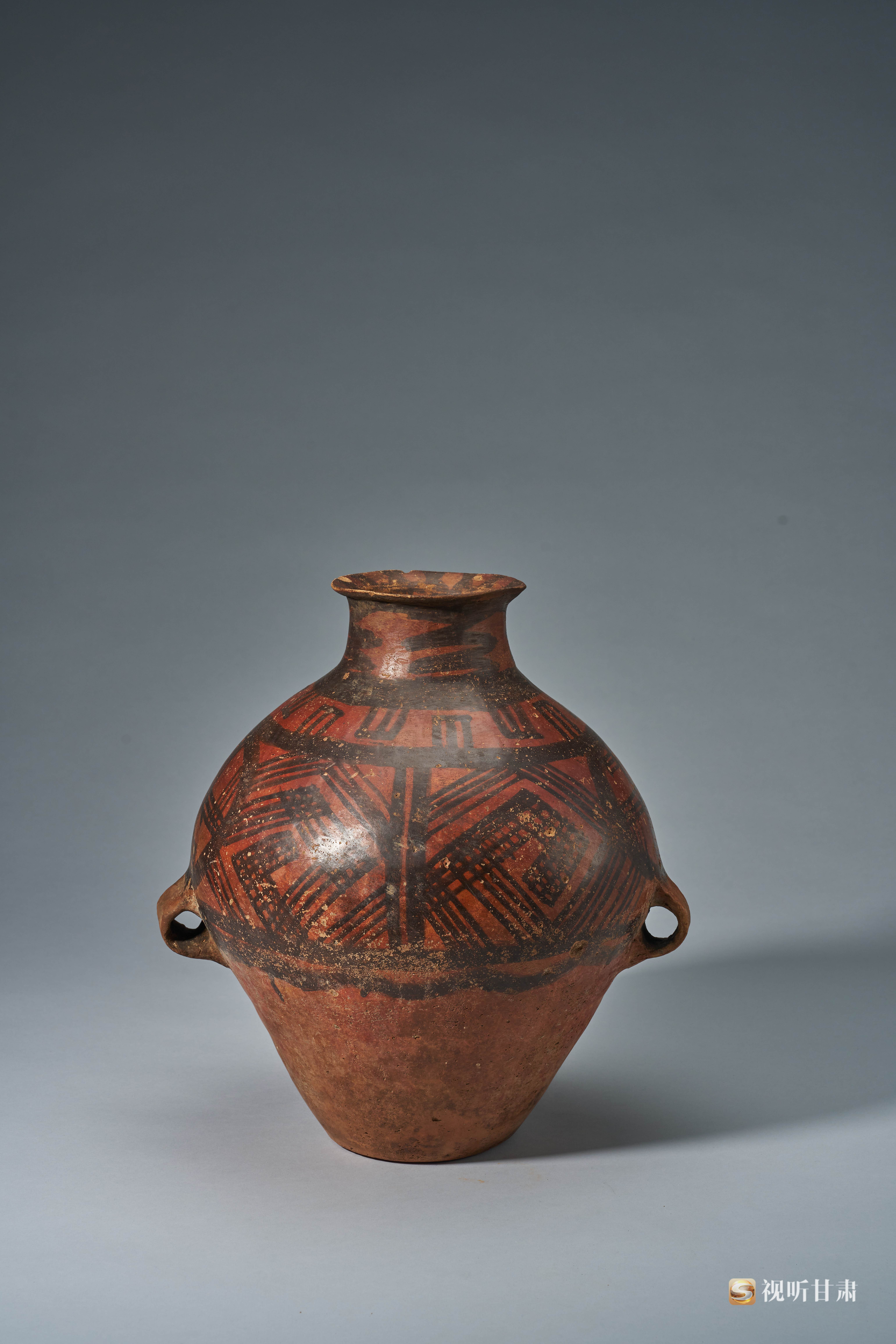 复道回纹双耳彩陶壶（国家文物局供图）