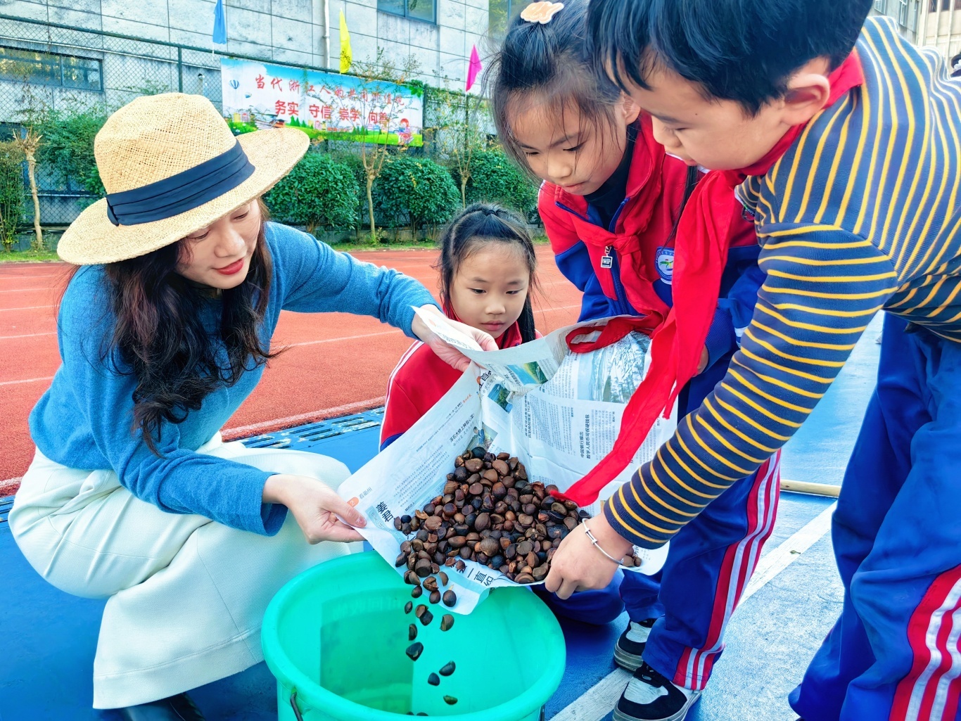 开化县中国海外马金希望小学开展剥茶籽比赛社会实践活动