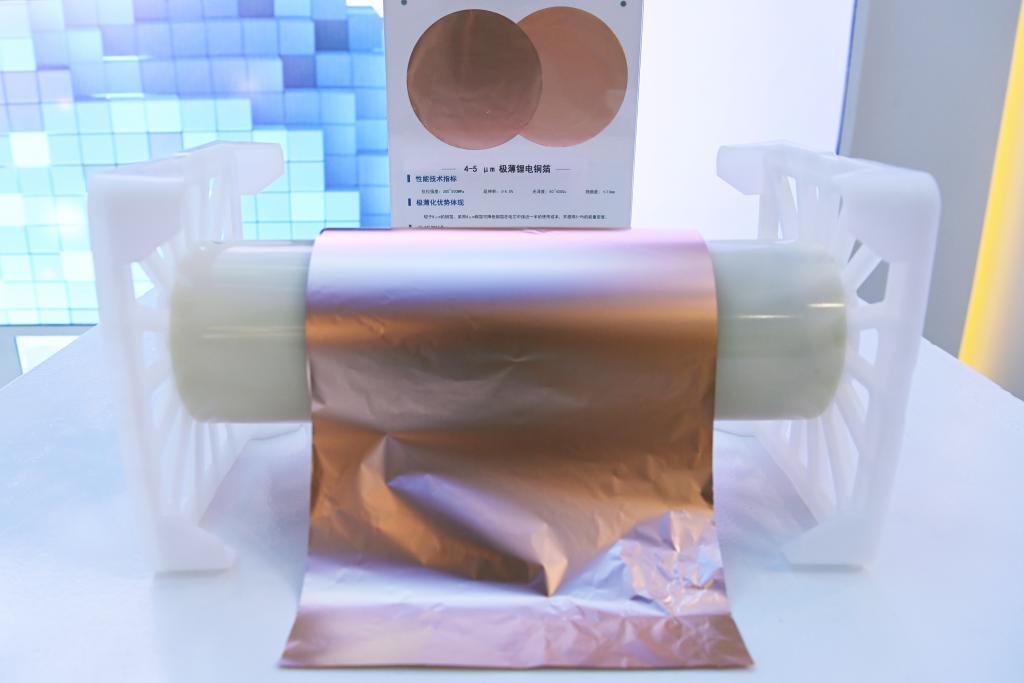 这是7月25日在甘肃德福新材料有限公司拍摄的微米级铜箔　新华社记者　范培珅　摄